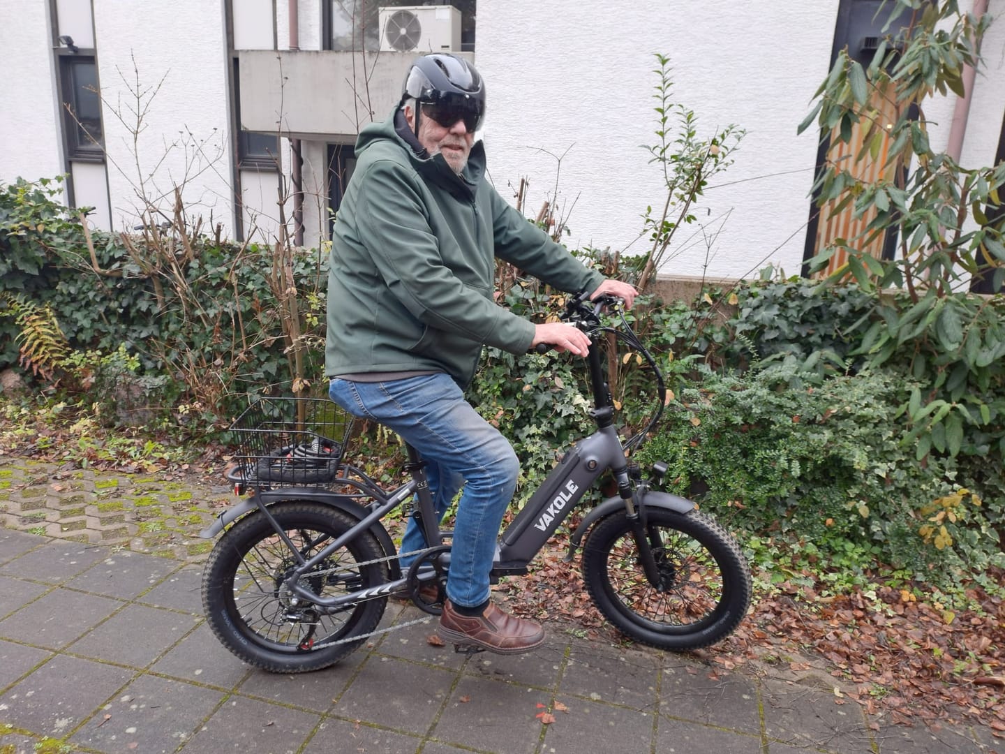 Customer photo review of Vakole Integrally Molded Bicycle Helmet with Magnetic Goggles