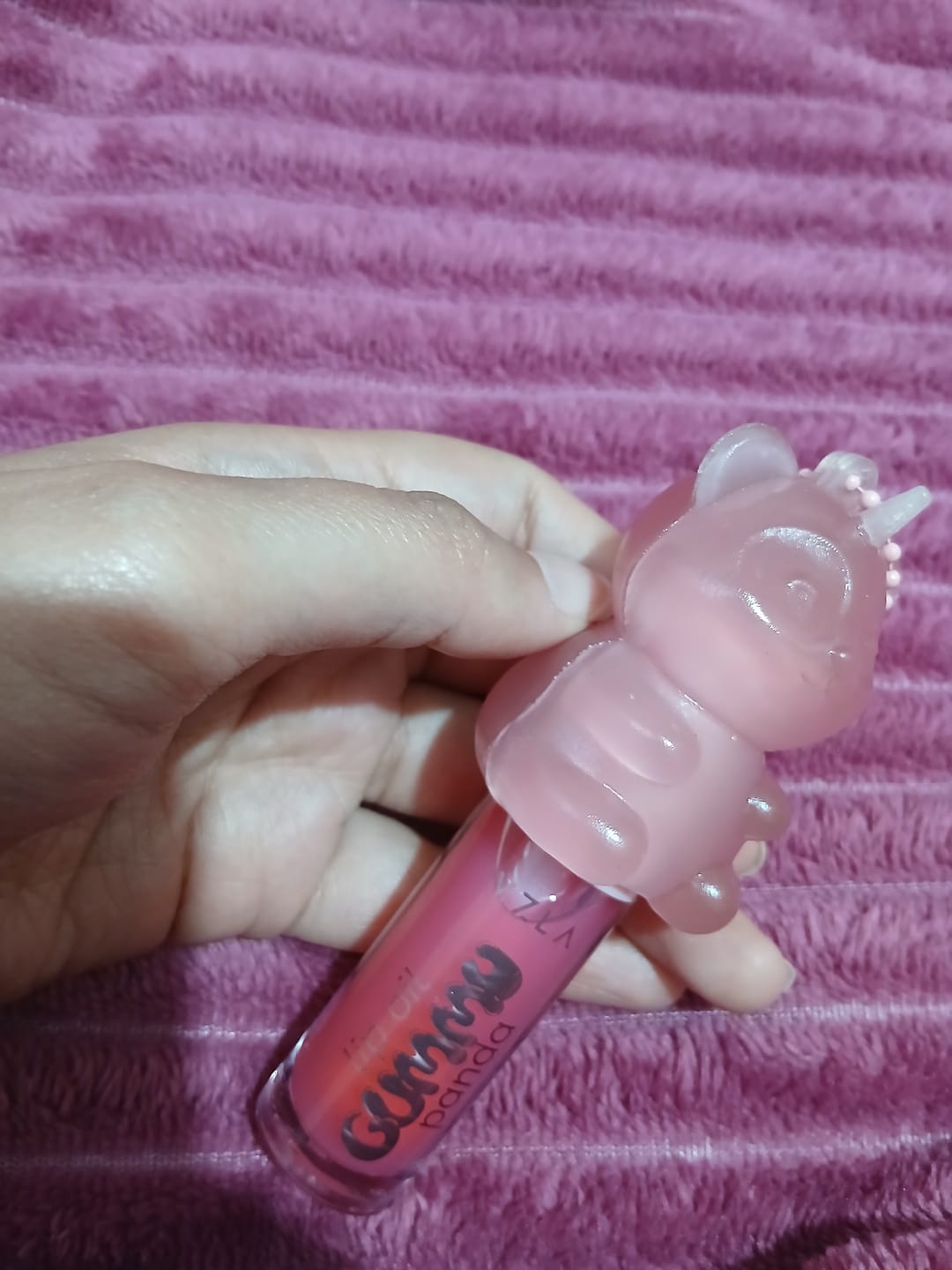 Customer photo review of Lip Oil Gummy Panda – VIZZELA