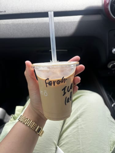 Customer wearing the gold, vintage-inspired CLAIRE DE MAINS watch on their wrist.