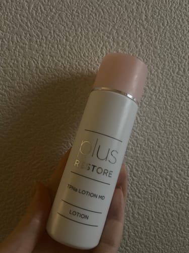 レビュー投稿者が手に持っている「TPNaローションMD」の白いボトル。