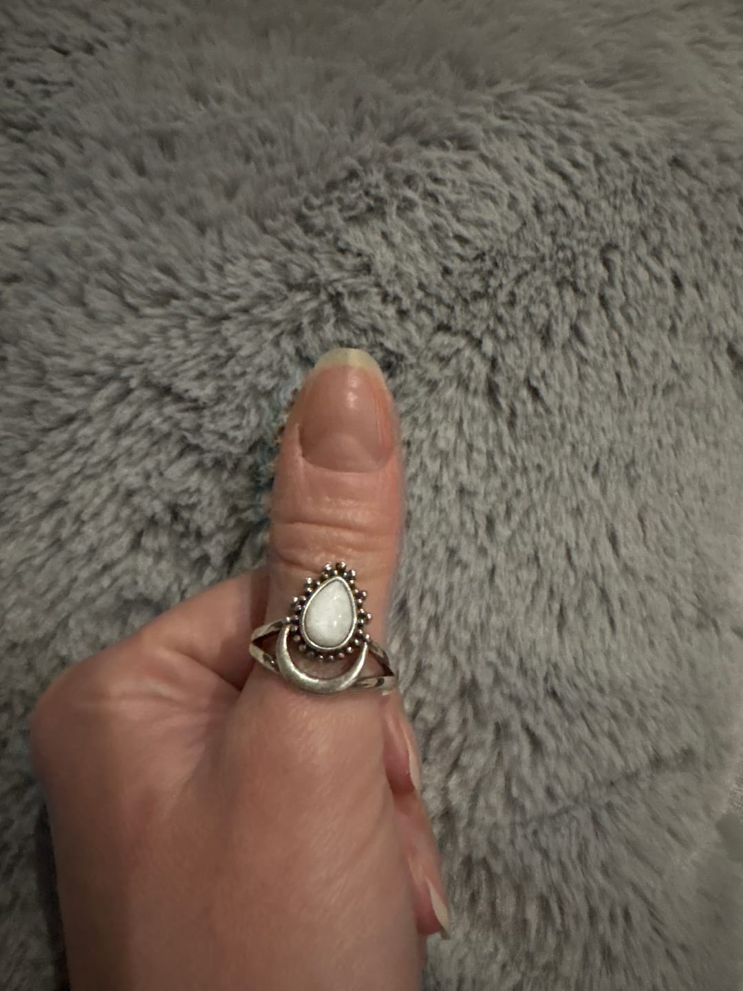 Customer photo review of Bague "Lune Intuitive" en Pierre de Lune & Argent