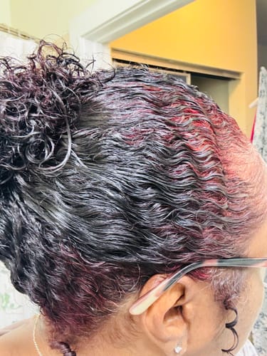 Reviewer's close-up of wet hair with dark ends and bright red roots.