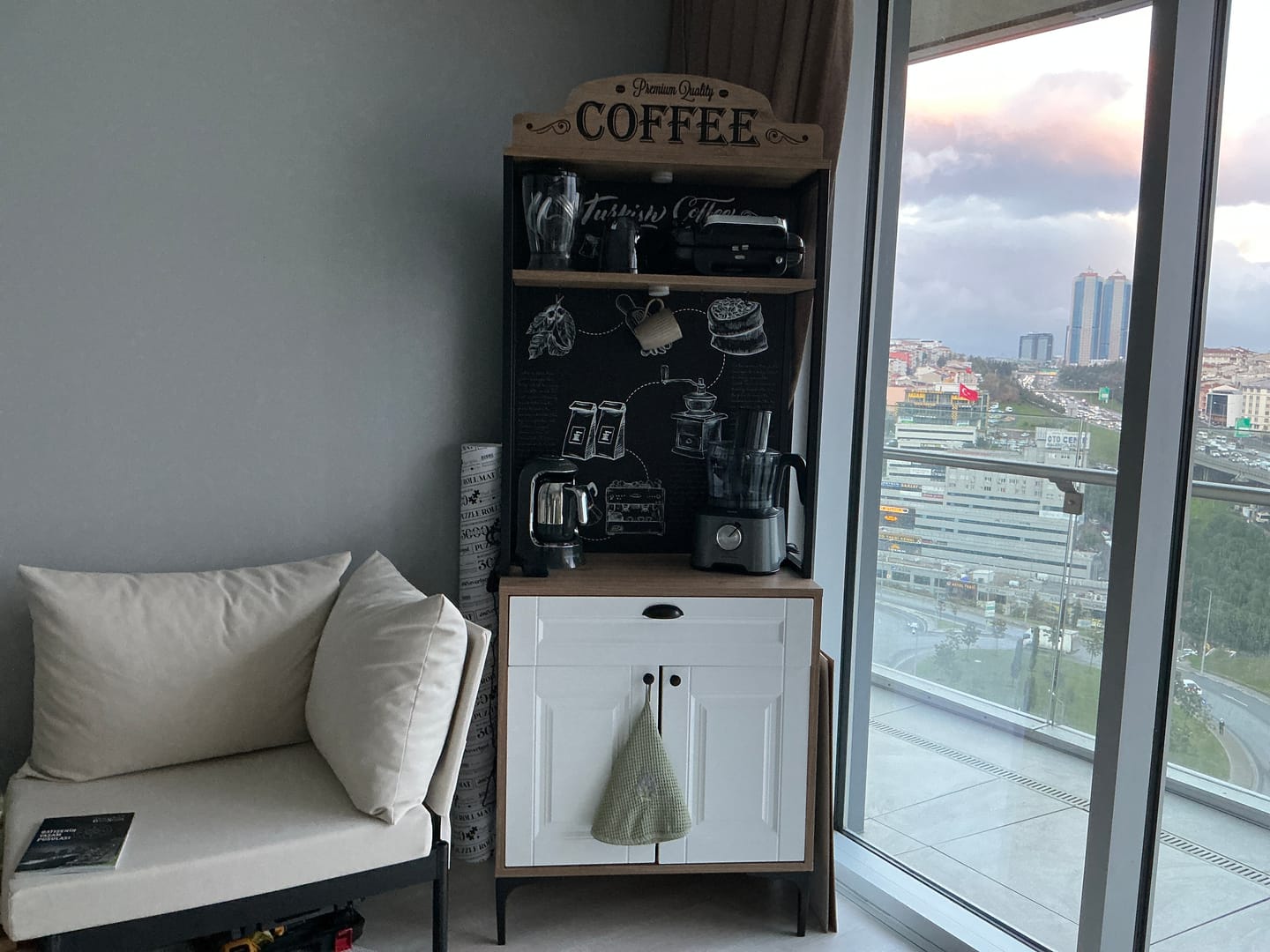 Customer photo review of Rani JE157 Işıklı Kahve Köşesi Membran Kapaklı Çekmeceli Çok Amaçlı Mutfak Dolabı Sepet Ceviz - Beyaz