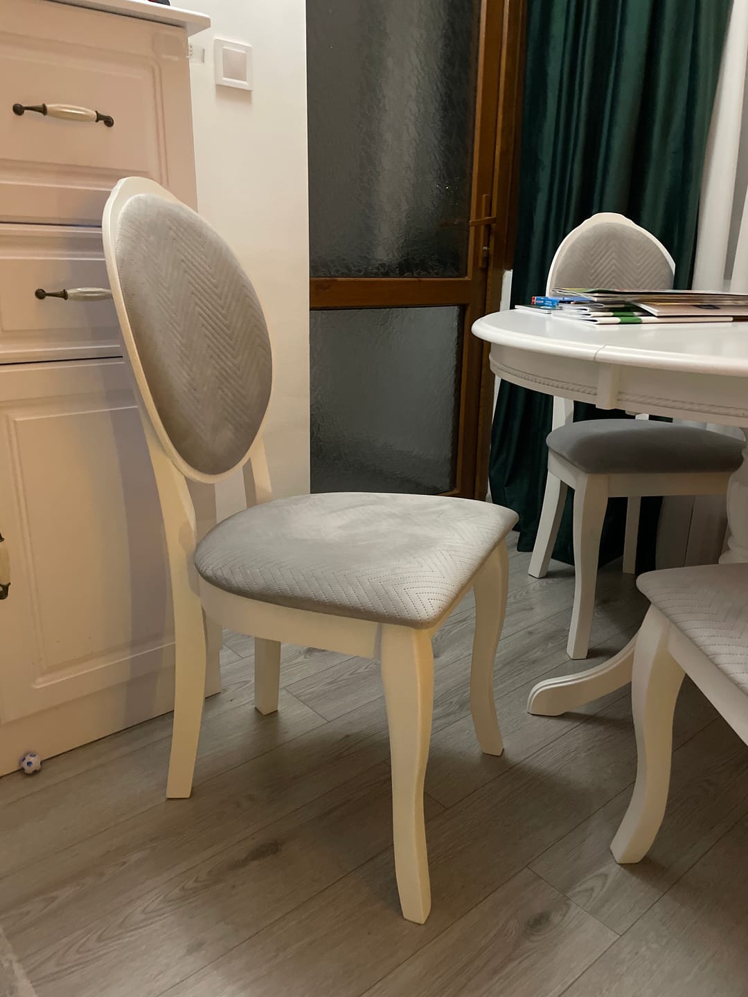 Customer photo review of Scaun dining VELO, gri/alb, stofa catifelata/lemn, 44x53x96 cm