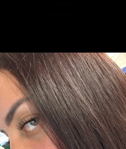 Nahaufnahme vom Auge einer Kundin, die die dichten PRETTY WOMEN MAXI Wimpern trägt.