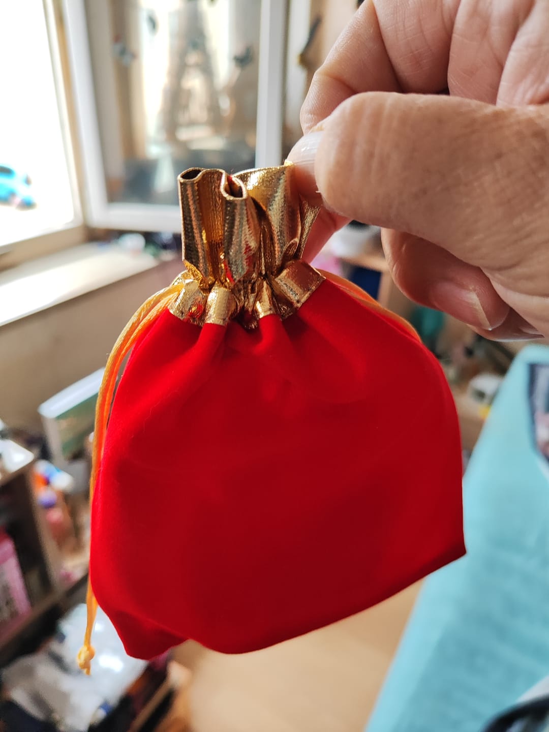 Customer photo review of Geschenkverpackung für Ø10cm Baumschmuck Rot/Gold (Samt)