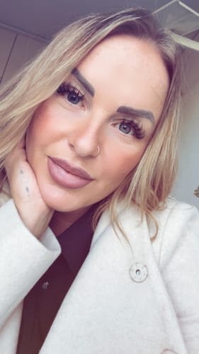 Nahaufnahme einer Kundin, die die langen, vollen Wimpern aus dem THE ZODIACS MIXED MAXI Set trägt.