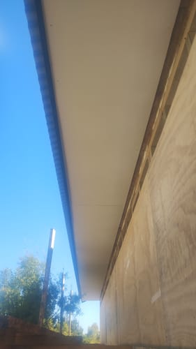 Reseñador muestra el alero pintado con el esmalte blanco Máxima Armor, con un acabado liso.