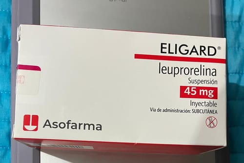 Un cliente muestra la caja blanca y roja del medicamento Eligard 45 mg, suspensión inyectable.