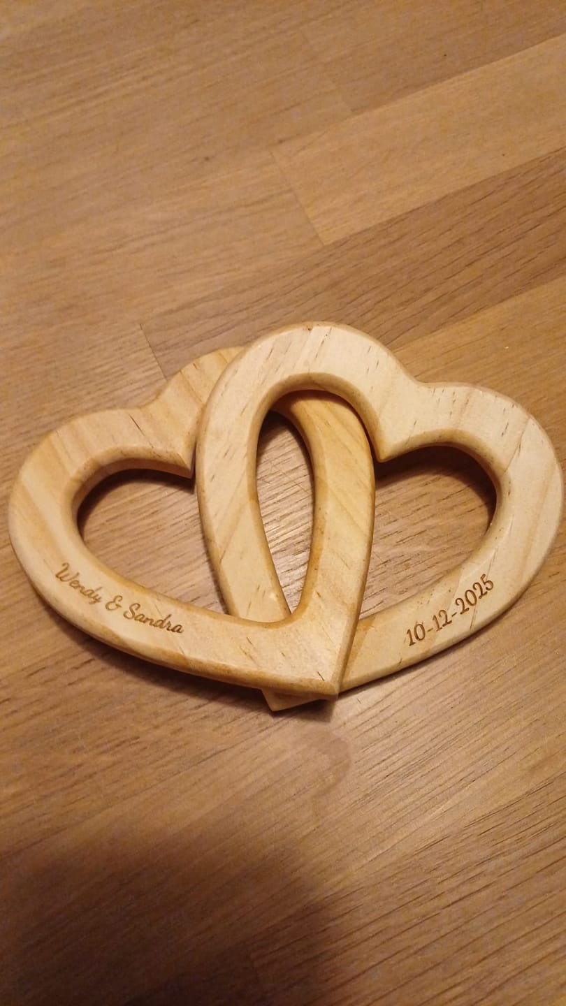 Customer photo review of Onze harten - Gepersonaliseerde harten van echt hout met gravure en naam en datum