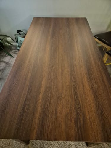 Kundens bord ser nytt ut etter å ha blitt dekket med mørk Warm walnut kontaktplast.
