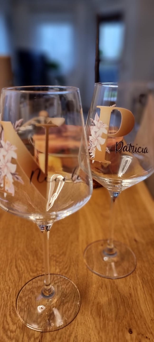 Customer photo review of Blume - Personalisiertes Weinglas mit Initiale und Namen für Dich und deine Freundinnen