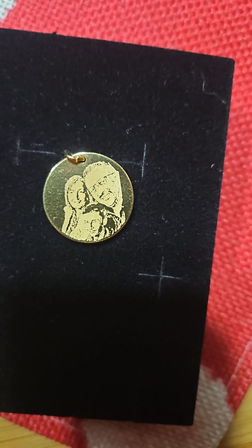 Customer photo review of Kettenanhänger mit Fotogravur – Gold