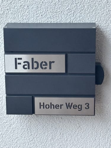Customer photo review of AlbersDesign Briefkasten B4 Eisenglimmer (DB703) personalisiert mit Edelstahl-Schildern