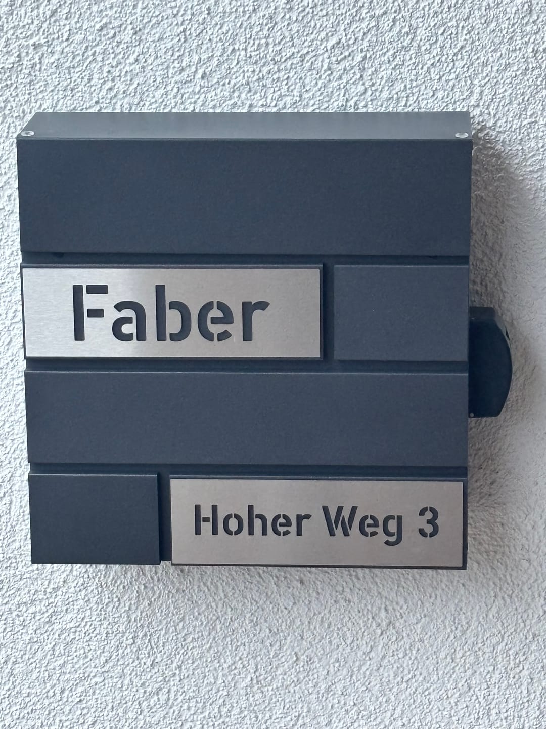 Customer photo review of AlbersDesign Briefkasten B4 Eisenglimmer (DB703) personalisiert mit Edelstahl-Schildern