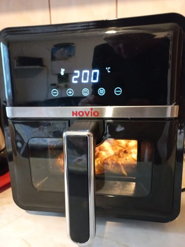 Un client arată friteuza cu aer cald Novio StonePro în timpul funcționării, setată la 200°C.