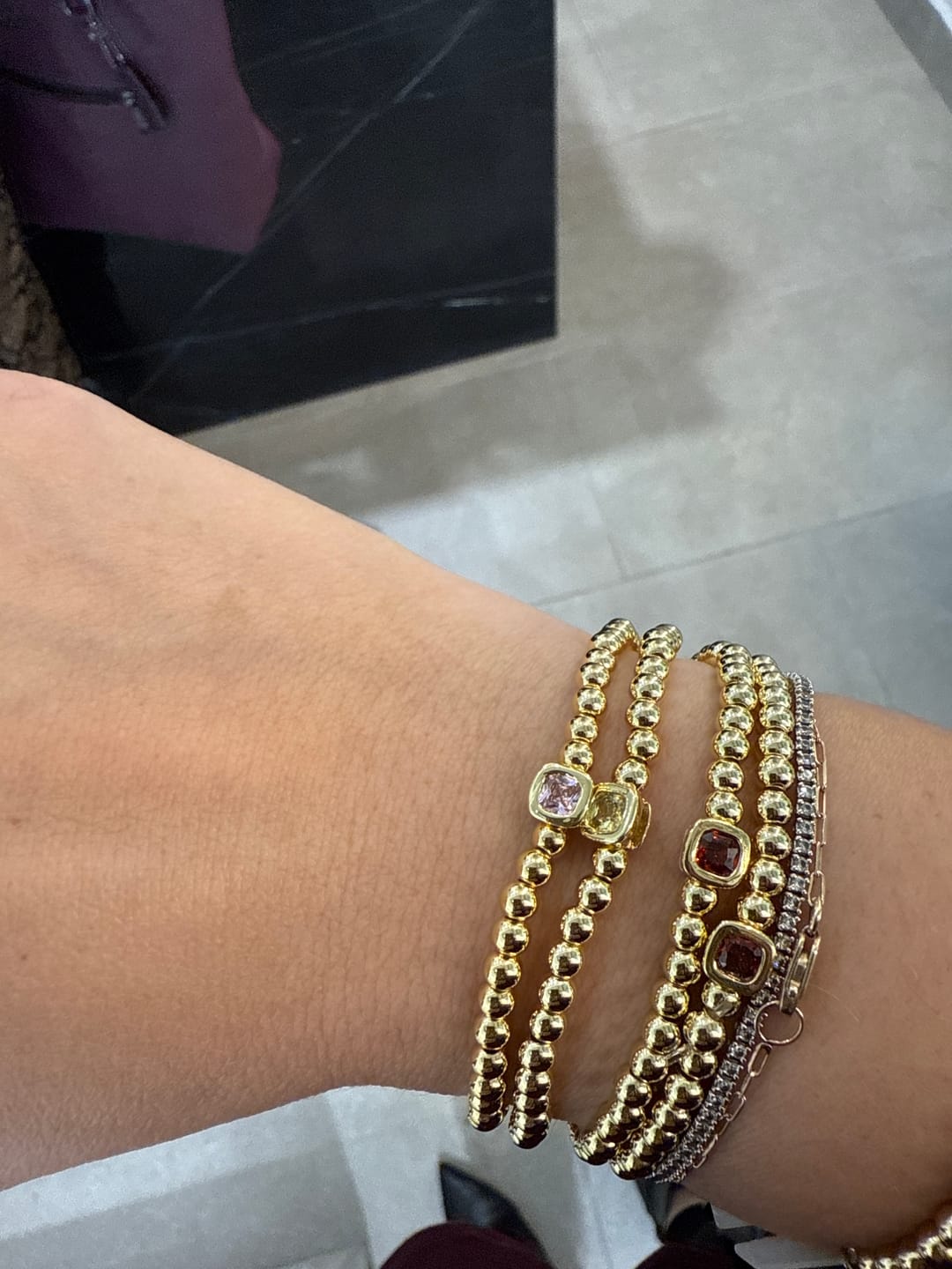 Customer photo review of Pulsera Dorada Bolitas Birthstone Cuadrado