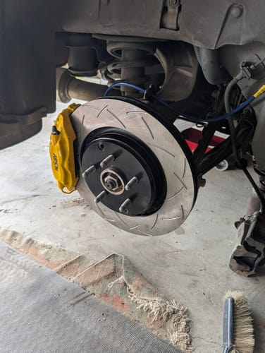 Customer photo review of VE-VF Redline SS 4POTS Rear Calipers compelete kit - with Rotors