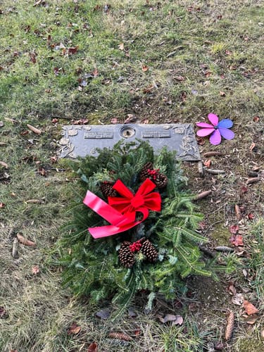 Customer photo review of Fresh Natural Christmas Grave Blanket