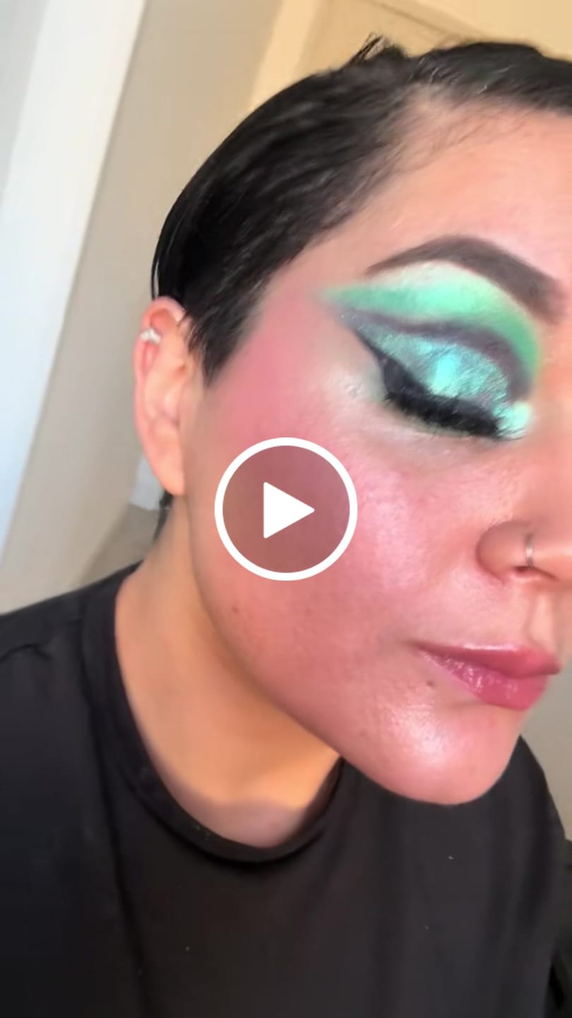 Customer video review of Multiverse Multichrome Holographic Magnetic Eyeshadow Palette