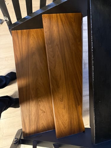 Kundens trappetrinn dekket med Walnut Deep kontaktplast, som viser det dype valnøttmønsteret.