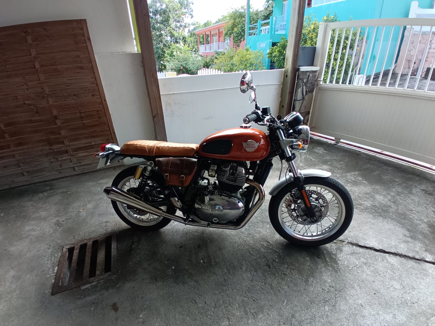 Customer photo review of touring leather seat crafted to fit royal enfield interceptor 650 / gt 650