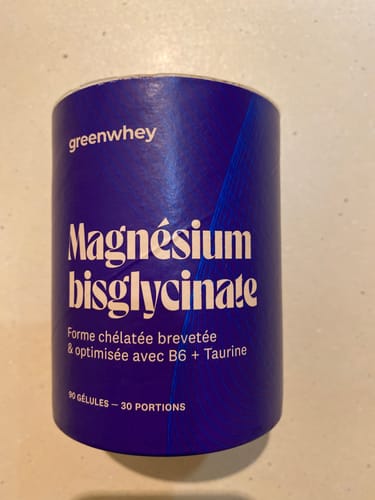 Client montrant le pot en carton bleu du supplément Magnésium Bisglycinate.