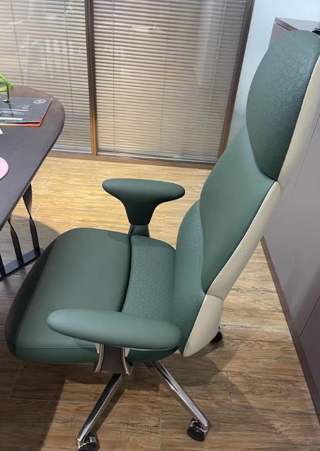 Customer photo review of Nyla Executive Leather Office Chair