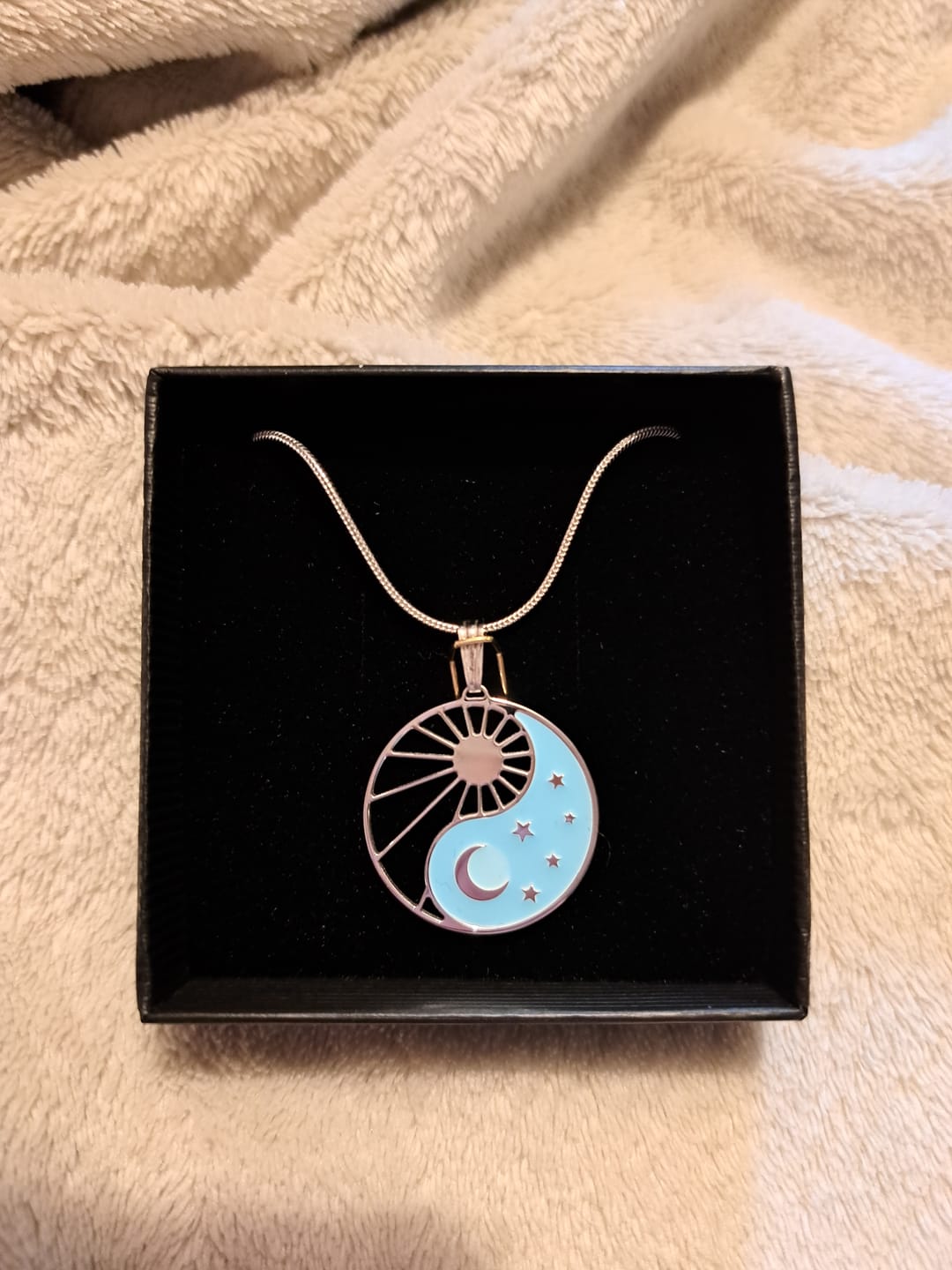 Customer photo review of Collier Yin Yang Cosmique - Ombre & Lueur Celeste