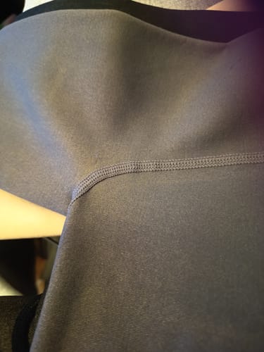 Avis d'un client : gros plan sur la couture et la matière épaisse du collant polaire gris.