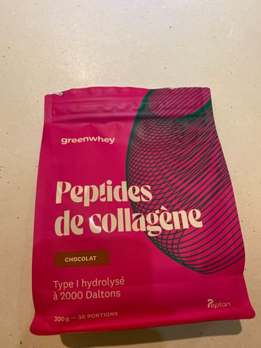 Client montrant son sachet rose de Peptides de Collagène saveur chocolat.