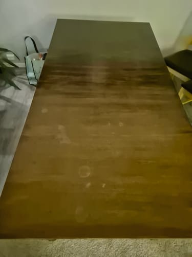 Kundens slitte, flekkete bord før det ble fornyet med Warm walnut kontaktplast.