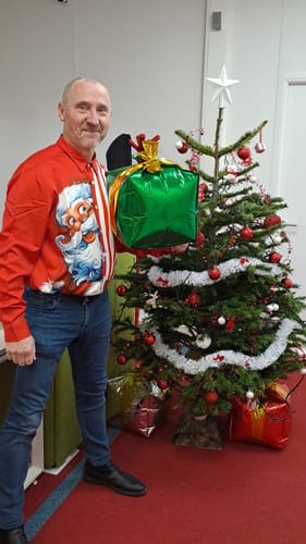 Customer photo review of Chemise de Noël boutonnée à rayures rouges et père Noël pour homme