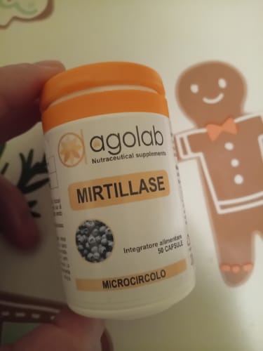 Un cliente tiene in mano un flacone bianco di Mirtillase con un tappo arancione.