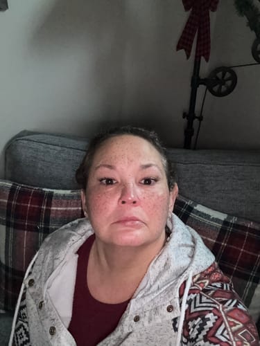 Reviewer showing a close-up of her cat-eye style using Plus+ Gossamer® Lashes.