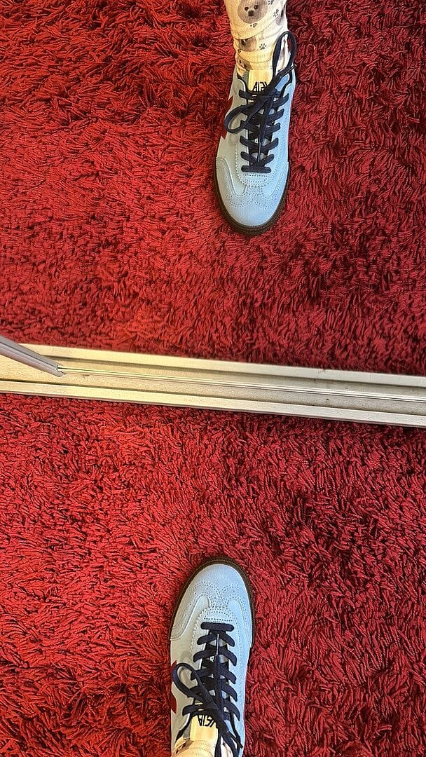 Customer photo review of סניקרס זמש לנשים Volley