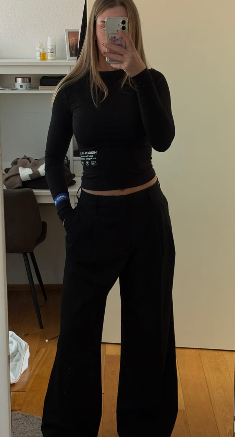 Customer photo review of LABEL LONGSLEEVE TOP BLACK