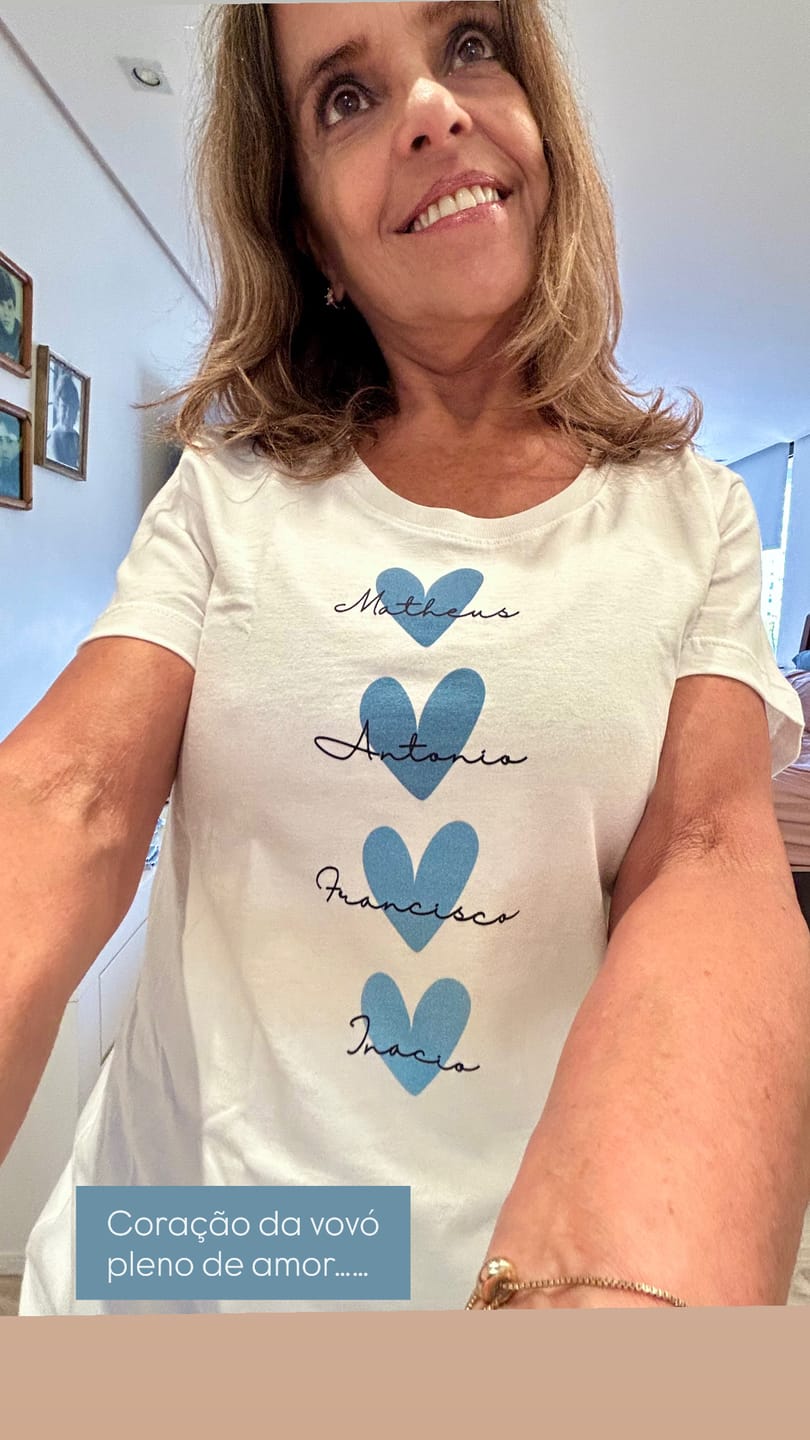 Customer photo review of Camiseta Personalizada - CORAÇÕES E NOMES (Até 5 nomes) - 100% Algodão
