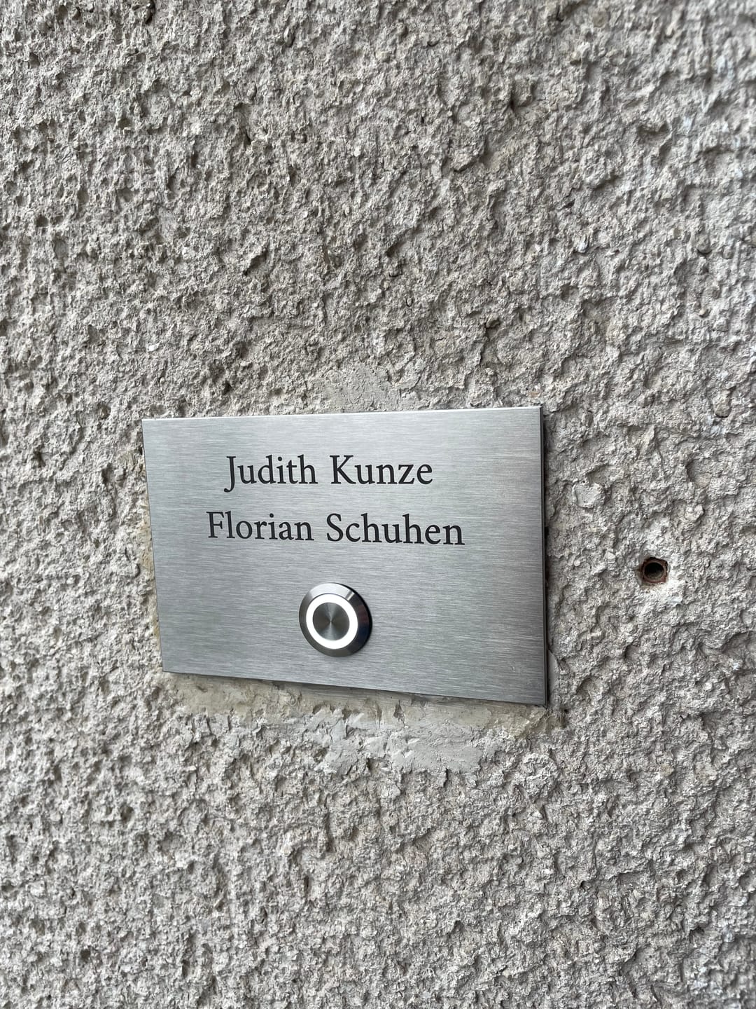Customer photo review of London 12 x 8 cm Edelstahl (V2A) Türklingel - mit Gravur oder farbigem UV Druck- Anthrazit oder Weiß pulverbeschichtet oder Edelstahl gebürstet - LED - Aufputz / Unterputz