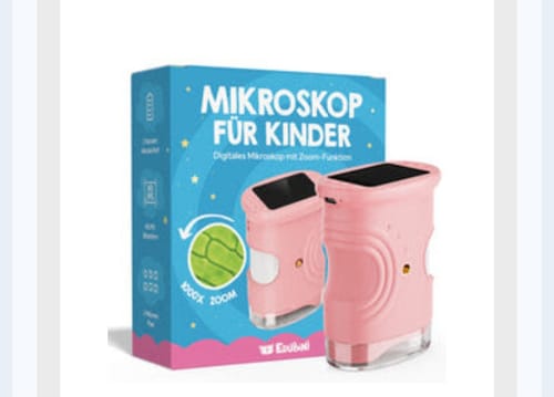 Ein Rezensent zeigt das rosa Kindermikroskop neben der Produktverpackung.
