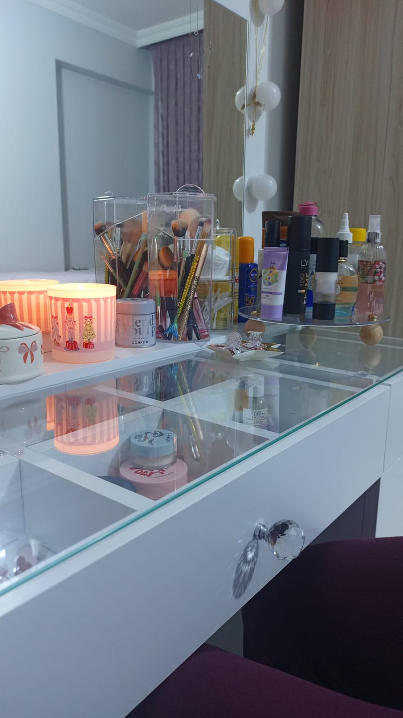 Customer photo review of Rani BJ137 Hollywood Işıklı Aynalı Kulis Makyaj Masası Cam Tablalı 11 Çekmeceli Takı Düzenleyici Beyaz