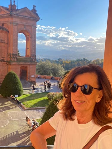 Recensore sorride in una giornata di sole a Bologna, felice del suo profumo NARGHILE’.