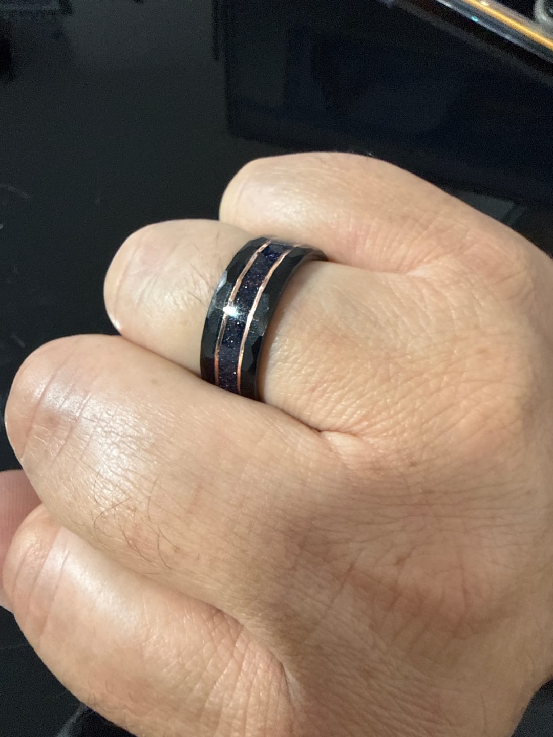 Customer photo review of Anillo Solid Trench Black & Gold Edition Carburo de Tungsteno