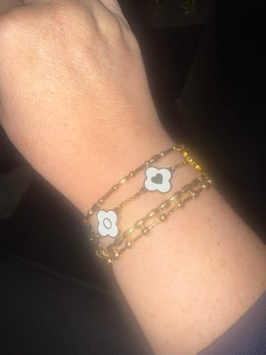 Customer photo review of Clover seashell bracelet gold 18K