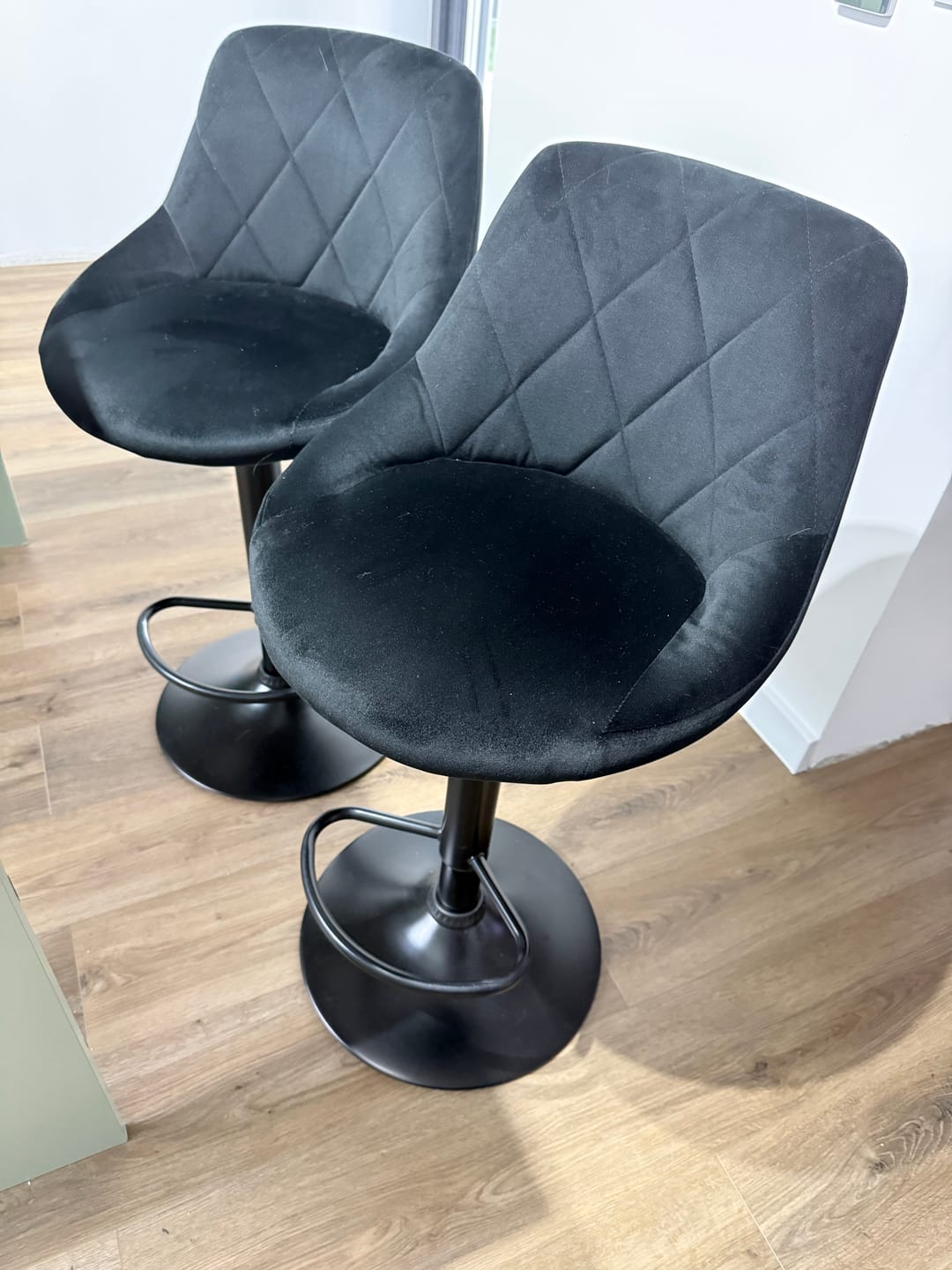 Customer photo review of Scaun bar H101, negru, stofa catifelata/otel, 47x45x84/106 cm