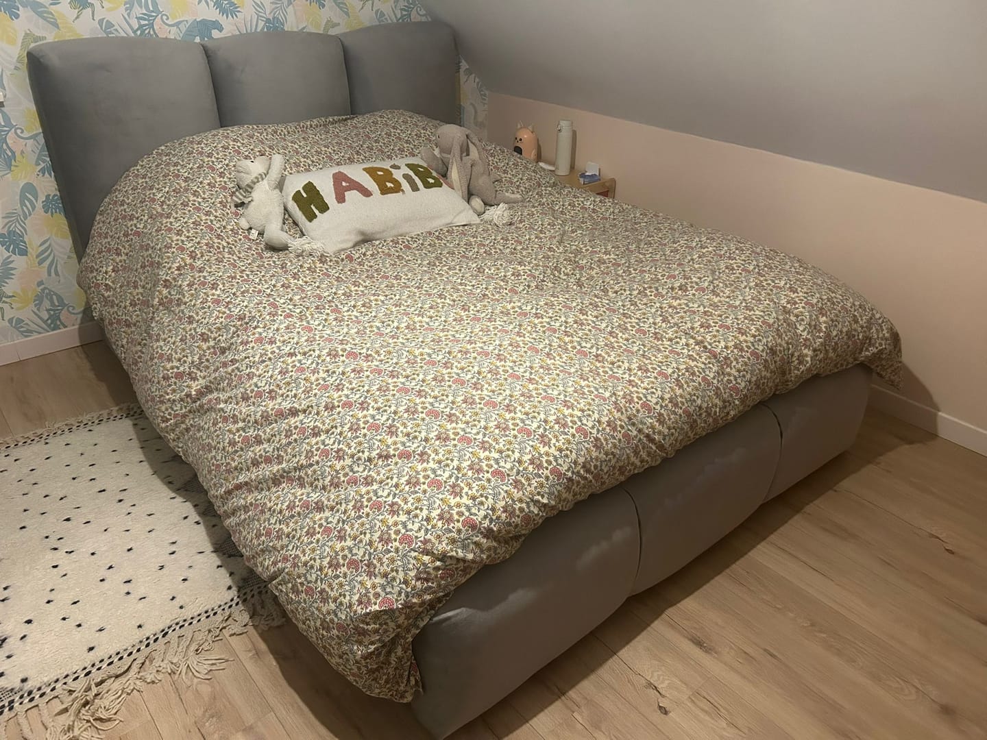 Customer photo review of Lit rembourré avec coffre de rangement - SOPHIE