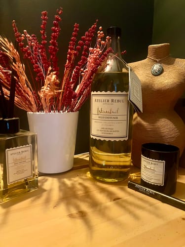 Recensent's Istanbul Geurstokjes Navulling van 2000 ml, sfeervol opgesteld met andere producten uit de collectie op een houten tafel.