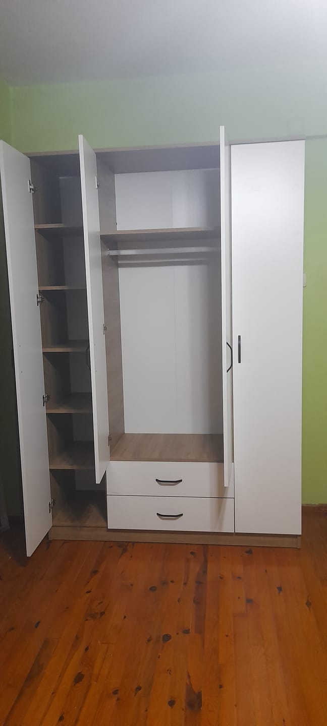 Customer photo review of Rani BA112 Geniş Gardırop Elbise Dolabı 4 Kapaklı 2 Çekmeceli 13 Raflı 1 Askılı Sepet Ceviz - Beyaz