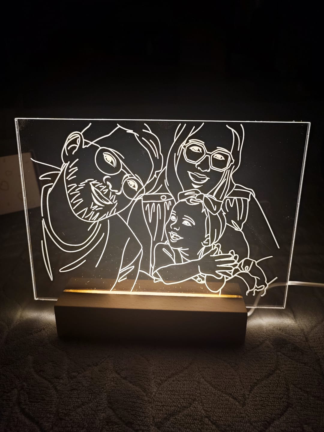Customer photo review of Placa Retrato Line Art Personalizado