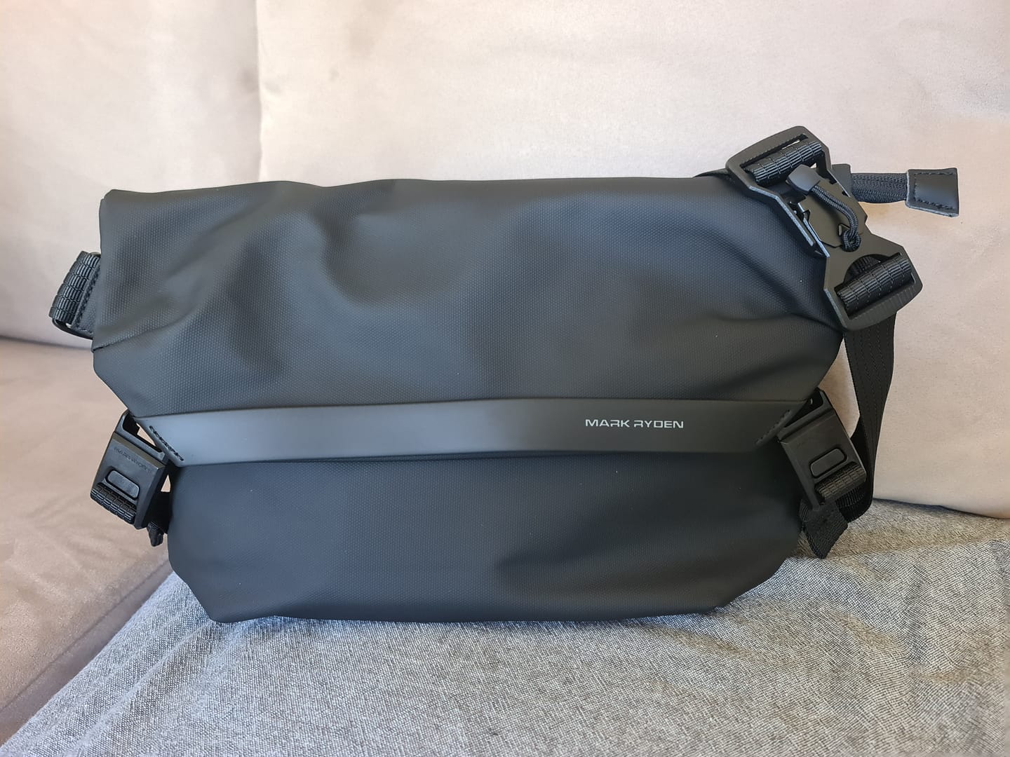 Customer photo review of Mailman: Youthful Fashionable Snd Energetic Messenger Bags